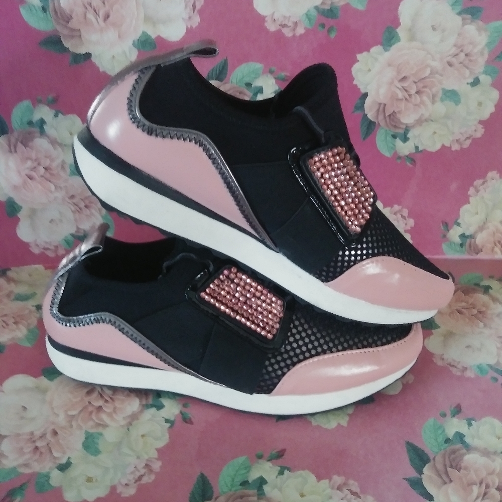 🆕🌺Pink & 🖤Black Sneakers w/ faux rhinestones